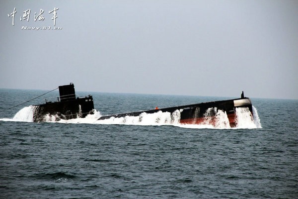 Tàu ngầm Trung Quốc tuần tra Biển Đông (nguồn Thời báo Hoàn Cầu ngày 6 tháng 10 năm 2013)